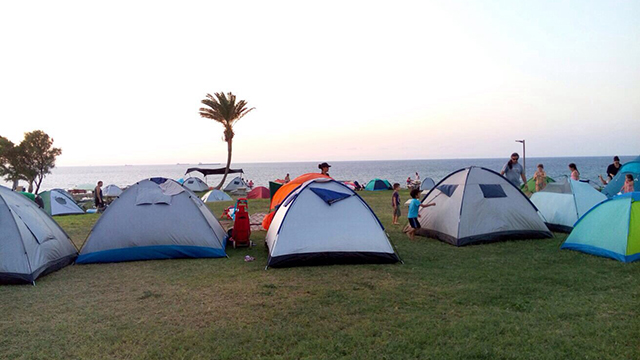 Туристы в парке Тель-Ашкелон готовятся встретить закат. Фото: Управление парков и заповедников