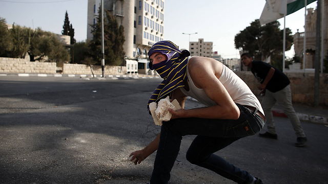 יידוי אבנים בבית לחם. סימנים של רגיעה בשטח (צילום: AFP) (צילום: AFP)