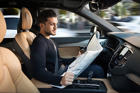 הרכב אוטונומי והנהג? הוא קורא עיתון ()