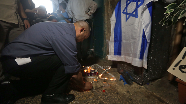השר בנט מדליק נרות נשמה לזכר הנרצחים בפיגוע בעיר העתיקה (צילום: גיל יוחנן) (צילום: גיל יוחנן)