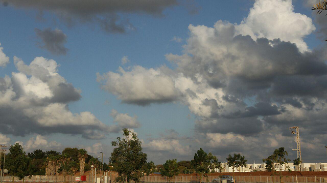עננים מתקבצים לקראת הגשם, היום בשפיים (צילום: עידו ארז) (צילום: עידו ארז)