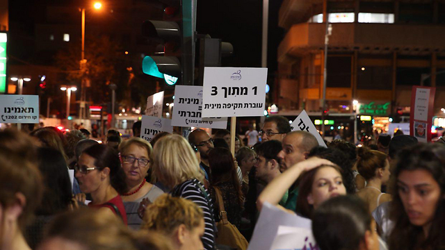 ההפגנה לסגירת מועדון אלנבי 40, הערב (צילום: מוטי קמחי) (צילום: מוטי קמחי)