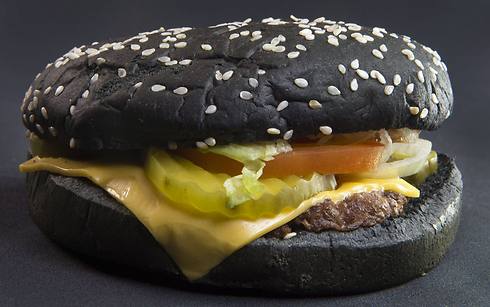 ממתק או תעלול? ההמבורגר השחור של ברגר קינג (צילום: AFP) (צילום: AFP)