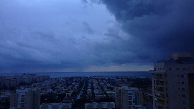 ענני גשם באשדוד (צילום: יוסף רז) (צילום: יוסף רז)