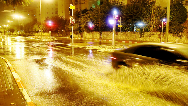 החורף מתקרב. גשם בשבוע שעבר בראשון לציון (צילום: אבי מועלם) (צילום: אבי מועלם)
