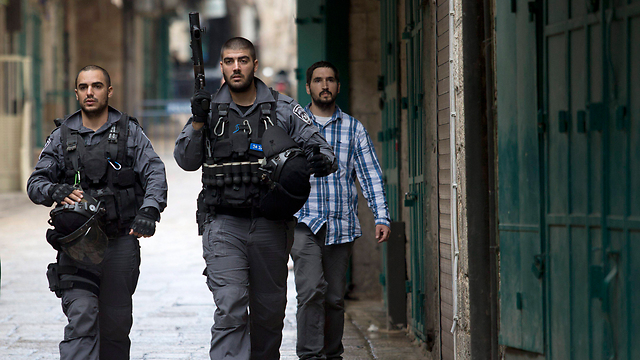 שוטרים מסיירים בירושלים (צילום: EPA) (צילום: EPA)