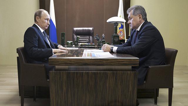 שר ההגנה הרוסי שויגו מעדכן את הנשיא פוטין על התקיפה מהים נגד דאעש (צילום: רויטרס) (צילום: רויטרס)