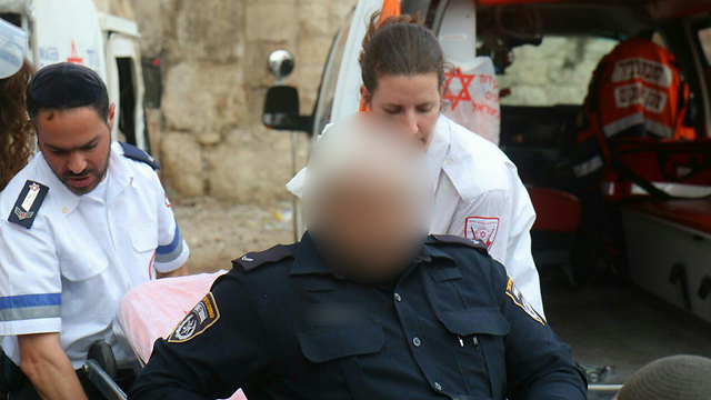 השוטר לאחר שנפצע (צילום: הלל מאיר TPS) (צילום: הלל מאיר TPS)