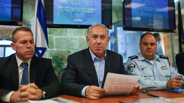 Public Security Minister Gilad Erdan, Prime Minister Benjamin Netanyahu and interim police chief Bentzi Sau (Photo: Noam Moshkowitz)