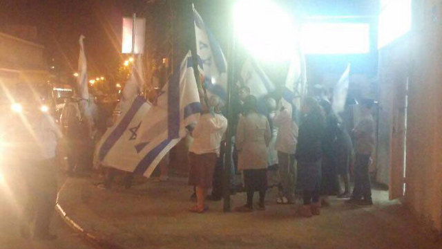 והמפגינים היהודים (צילום: יוסי ברסי) (צילום: יוסי ברסי)