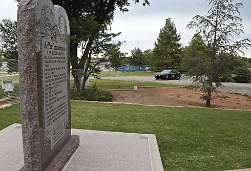 ניידת משגיחה ממרחק בטוח על האנדרטה במיקומה החדש (צילום: AP) (צילום: AP)
