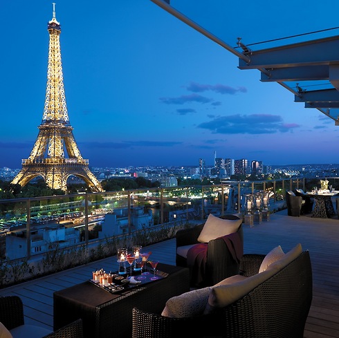 מלון פריזאי בימים שמחים יותר. 60% ירידה בהזמנות ()