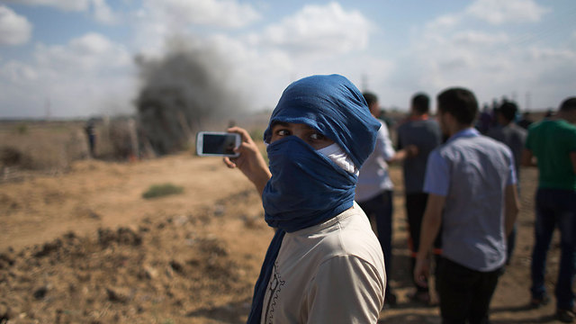 Palestinian in Gaza across from Nahal Oz area on Friday (Photo: AP)