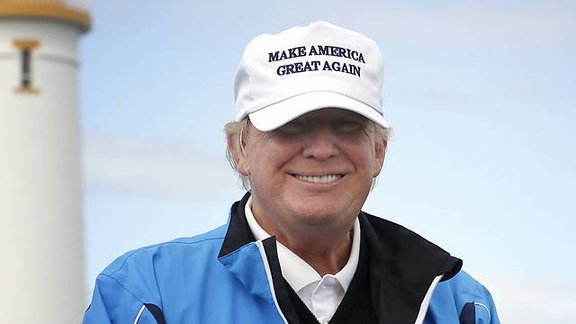 טראמפ עם הכובע בגרסה הלבנה (צילום: AP) (צילום: AP)