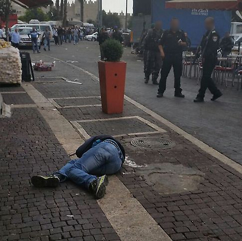 גופת המחבל מהפיגוע הבוקר ברחוב הנביאים (צילום: ציפי מלכוב, "ידיעות ירושלים") (צילום: ציפי מלכוב, 
