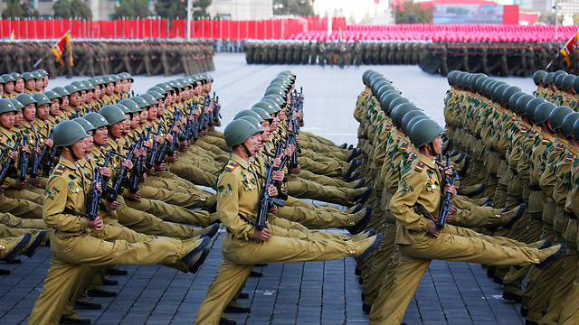 מצעד צבאי לציון 70 שנה למלפגת הפועלים בצפון קוריאה (צילום: AP) (צילום: AP)