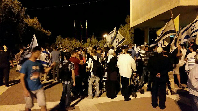הפגנת ימין בנצרת עילית. שרפו את דגל פלסטין (צילום: TPS) (צילום: TPS)