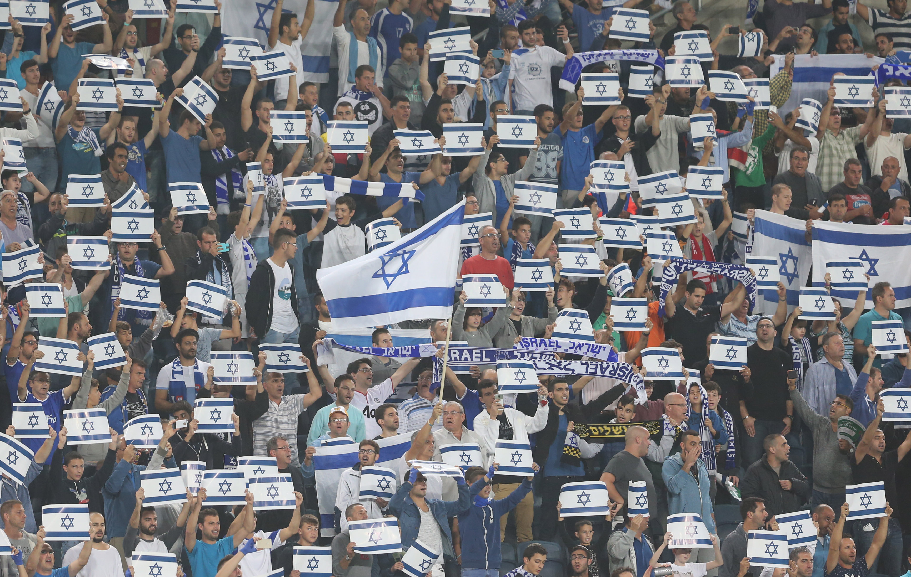 Dedicated Israelis show their love for the national team (Photo: Oren Aharoni) (צילום: אורן אהרוני)