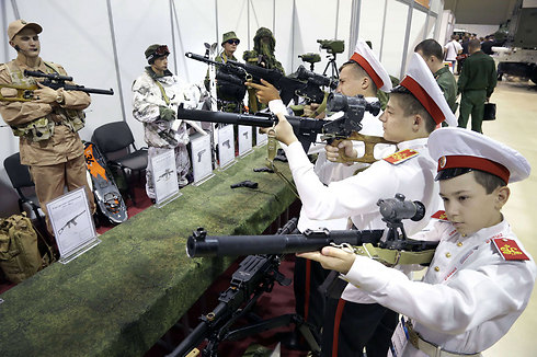 צוערים בצבא רוסיה בודקים את הנשק בתערוכה צבאית בעיר רוסטוב על הדון בדרום רוזה (צילום: AFP) (צילום: AFP)
