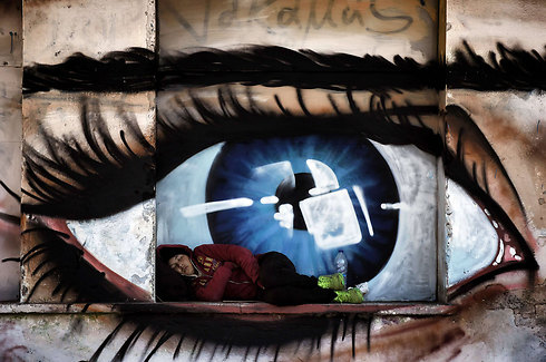 מהגרת ישנה בנמל באי היווני לסבוס (צילום: AFP) (צילום: AFP)