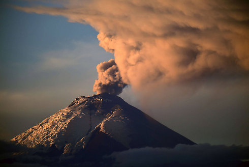 הר הגעש קוטופקסי בקיטו, אקוודור. הפעילות הוולקנית, שהחלה ב-14 באוגוסט אחרי 138 שנים, נמשכה עם פליטת קיטור ואפר (צילום: AFP) (צילום: AFP)