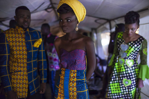 דוגמנית ממתינה מאחורי הקלעים לפני תצוגת האופנה הראשונה במסגרת שבוע האופנה בקינשסה, בירת קונגו (צילום: AFP) (צילום: AFP)
