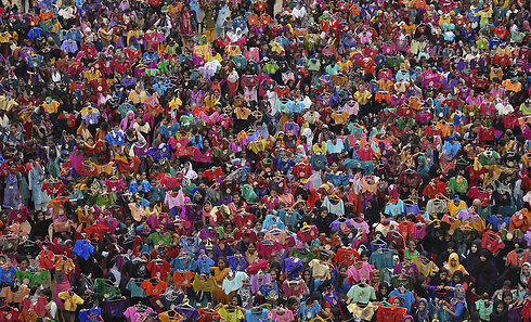 3,500 סטודנטים מציגים את חולצותיהם הצבועות בהודו. 3,500 הסטודנטים צבעו 7,000 חולצות בשעה בניסיון להיכנס ל"ספר השיאים של לימקה" (צילום: רויטרס) (צילום: רויטרס)