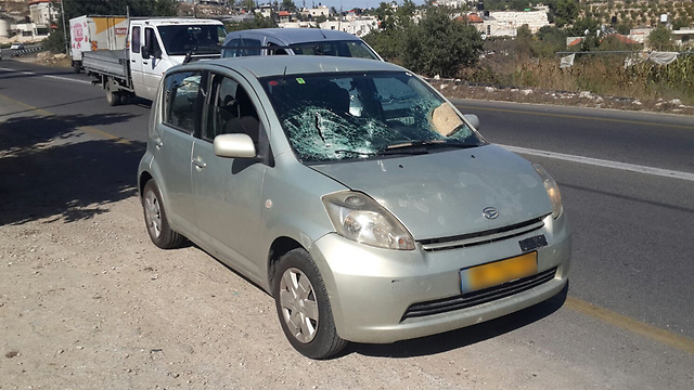 המכונית הישראלית שנפגעה בבית אומר (צילום: עדיאל שרעבי ) (צילום: עדיאל שרעבי )