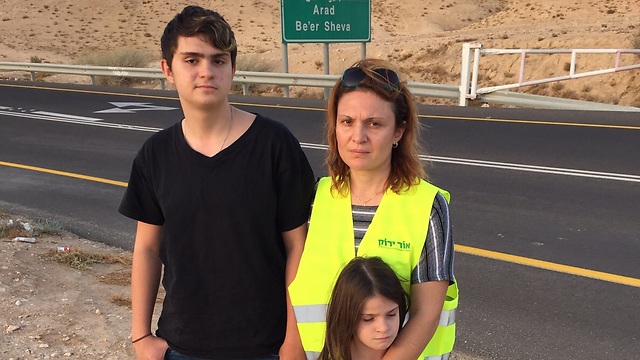 ריבה אילצ'נקו ושני ילדיה, באזכרה לאב שנהרג בכביש 31 (צילום: רועי פלצמן, עמותת אור ירוק) (צילום: רועי פלצמן, עמותת אור ירוק)
