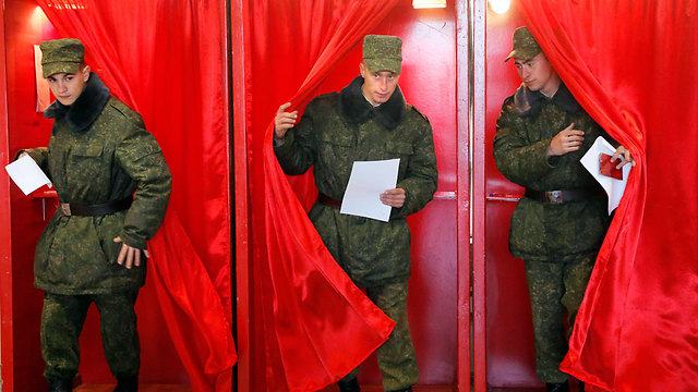 חיילים מצביעים במינסק (צילום: AP) (צילום: AP)