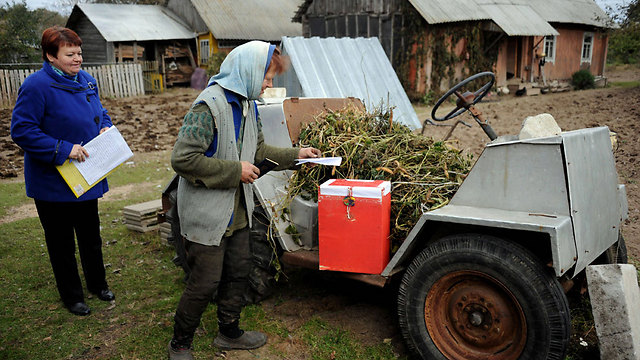 הקלפי מגיעה לכפר סיביסטה, 135 ק"מ ממינסק (צילום: AFP) (צילום: AFP)