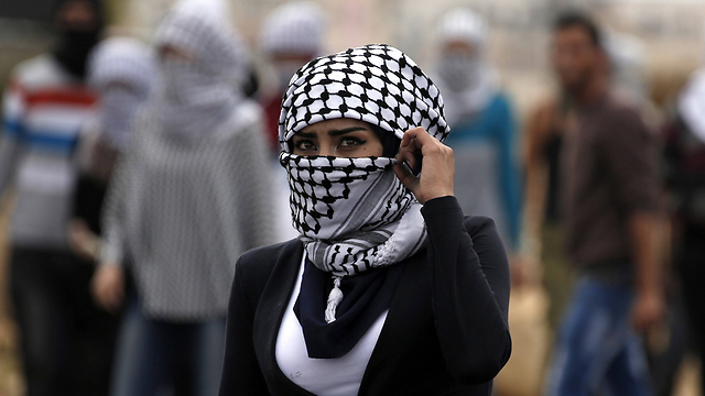 פלסטיניות ליד בית אל (צילום: רויטרס) (צילום: רויטרס)