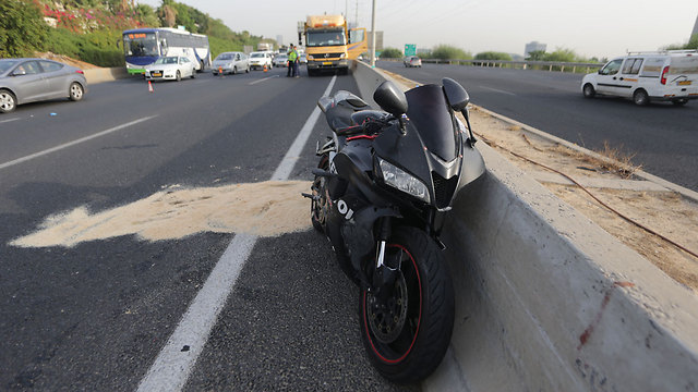 כביש 4 - רוכב אופנוע נהרג (צילום: ירון ברנר) (צילום: ירון ברנר)