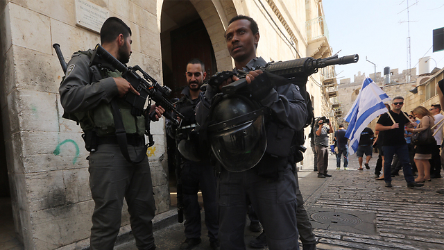 שוטרים במזרח ירושלים (צילום: גיל יוחנן) (צילום: גיל יוחנן)