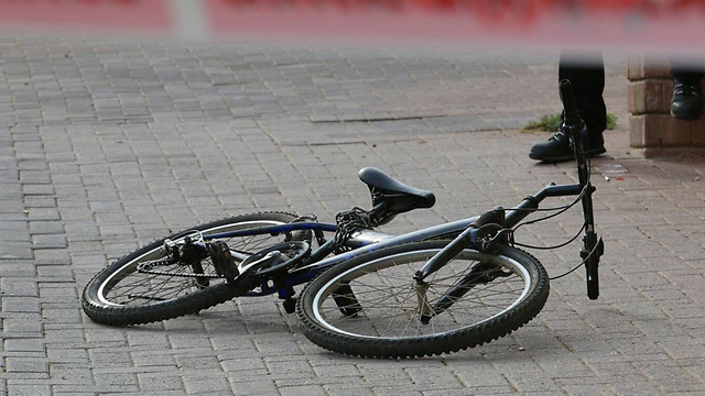 האופניים של נאור בזירת הפיגוע (צילום: הלל מאיר - TPS) (צילום: הלל מאיר - TPS)