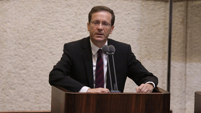 Opposition Chairman Herzog. If there is no Oslo-style peace and no peace agreement (which he will pursue again and again, as he declares), what is he suggesting? (Photo: Knesset spokesperson) 