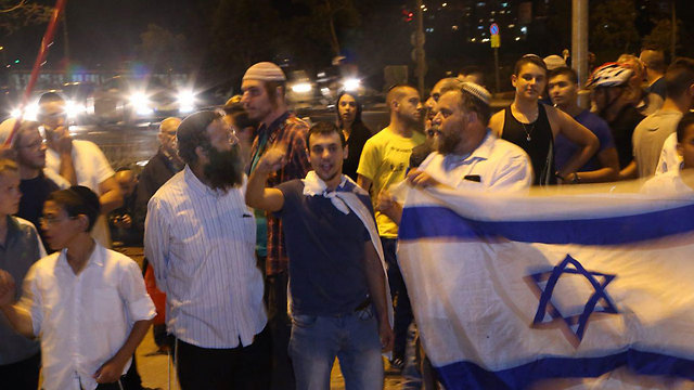 "דם יהודי אינו הפקר". המפגינים בזירת הפיגוע בפסגת זאב (צילום: מוטי קמחי) (צילום: מוטי קמחי)