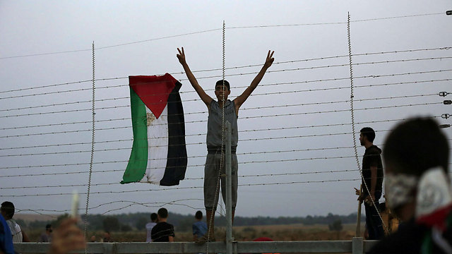 Gazans breaking through the Israel border fence (Photo: AFP)