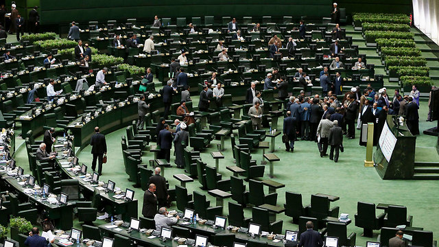 רוב להסכם הגרעין. הפרלמנט האיראני (צילום: AP) (צילום: AP)