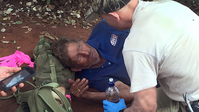פוג'רדי מקבל טיפול רפואי בעת מציאתו (צילום:  AFP,  WESTERN AUSTRALIA POLICE) (צילום:  AFP,  WESTERN AUSTRALIA POLICE)