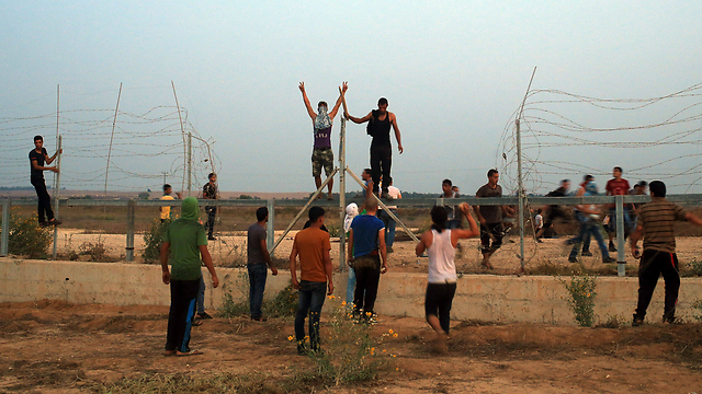 פלסטינים מרצועת עזה ליד הגדר, השבוע (צילום: AFP) (צילום: AFP)