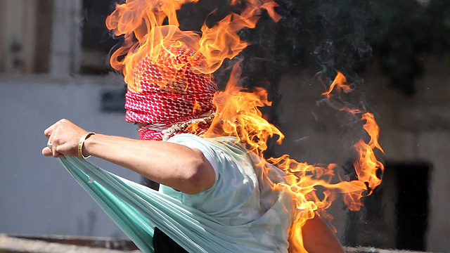 הצית בקבוק תבערה, זרק ונשרף  (צילום: AFP) (צילום: AFP)
