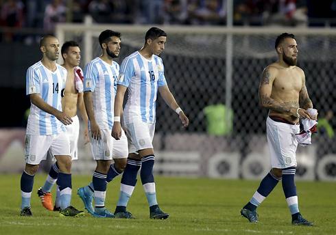 שחקני ארגנטינה בתיקו בפרגוואי (צילום: רויטרס) (צילום: רויטרס)