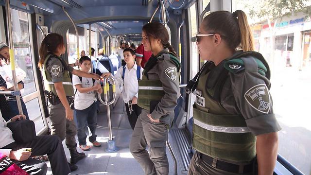 Border Police on Jerusalem's light rail (Photo: Moti Kimchi)