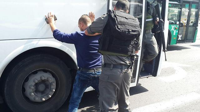 Border policeman frisks Arab man in East Jerusalem (Photo: Elior Levy)
