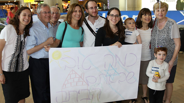 New immigrants at Ben Gurion International Airport (Photo: Avi Mualem)