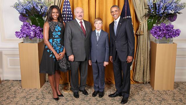 עם משפחת אובמה (צילום: AFP) (צילום: AFP)