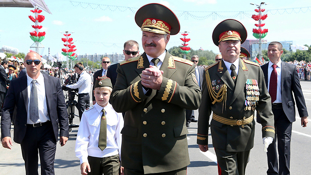 כבוד של גנרל ממפקדי הצבא. קוליה עם אביו הנשיא במצעד צבאי (צילום: AFP) (צילום: AFP)