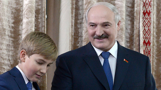 נשיא בלארוס לוקשנקו והבן ניקולאי. נחשף בגיל 3 (צילום: MCT) (צילום: MCT)