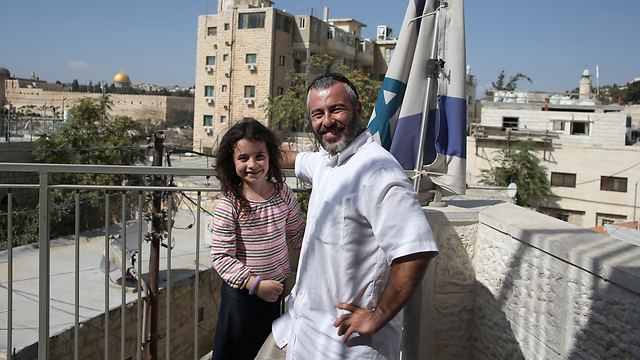 Yishai Fleischer and his daughter in Ma'ale Zetim 'fighting for the unity of Jerusalem' (Photo: Amit Shavi)